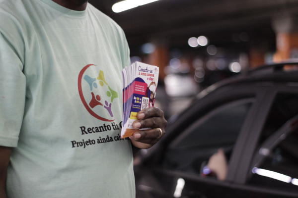 azul doe para uma ong