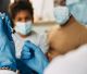Três doses de vacina reduziram 97% dos casos graves de covid-19 em crianças, mostra estudo da USP